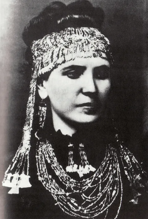 Historical photograph of Sophia Schliemann wearing jewellery from Treasure A.